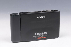 【TO】SONY ソニー WM-702 WALKMAN ウォークマン 通電確認済み 現状品 ポータブル カセットプレーヤー