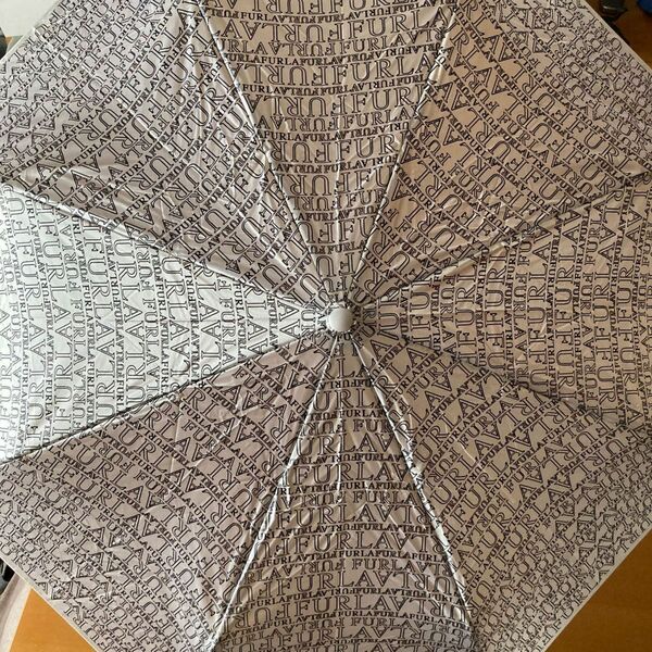 更に値下げ　FURLA/フルラ　総ロゴ折りたたみ傘