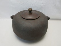 I10914 【 美品 茶道具 唐銅面取風炉 釜師 佐藤清光造 釜 釜印 五徳 3点セット 共箱 】 検) 作家物 煎茶道具 金属工芸 湯沸 鉄釜 茶釜ⅴ_画像6