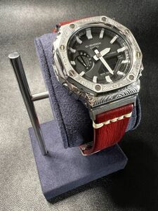 メーカー保証・新品Gショックカスタム本体付GA2100ステンレス製　 アラベスク模様　彫刻ベゼル＆レッド本革レザーメンズ腕時計カシオーク