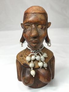アフリカ　女性　木彫り　人形（幅約9ｃｍ×7.5ｃｍ×高さ約16ｃｍ）中古　長期保管品　天然木　飾り物　置物　インテリア　民芸品