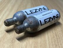 【中古】LEZYNE CO2カートリッジ 16g 2本 ホース付き_画像5