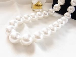 綺麗な粒のプラスチック製　珠は約1.5センチ位の大き目　光沢感　エレガントにもカジュアルにも素敵　ネックレス●●