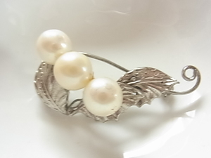  Vintage | Vintage . pearl . pearl .3 bead silver color silver color tone. leaf leaf .. design wonderful Showa era. brooch *