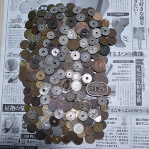 古銭、天保通宝、50銭銀貨、穴なし50円、２銭銅貨、１銭竜銅貨、アルミ貨幣大量、お金で無い物など、1.6kg以上 F