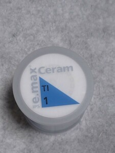 e.max Ceram Transpa Incisal 1