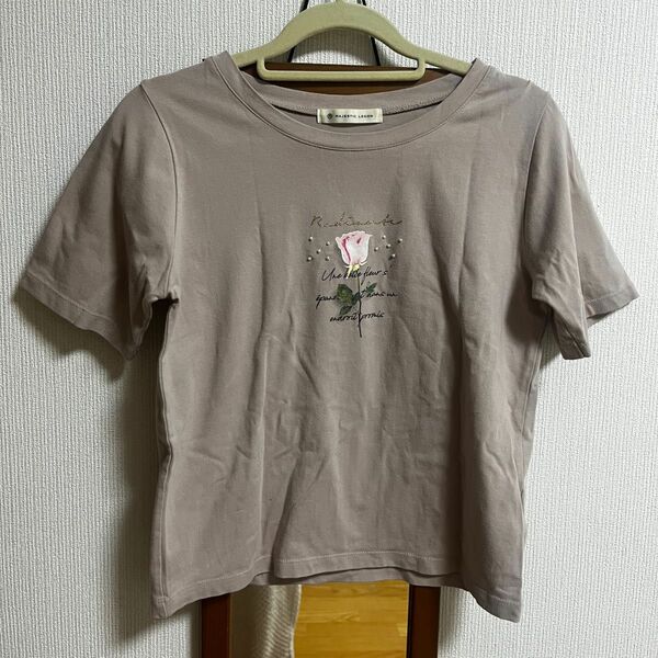 パープルピンク バラプリント パール付き Tシャツ