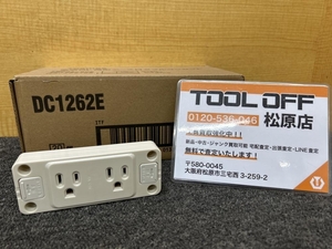 013♪未使用品・即決価格♪東芝 TOSHIBA SL角型アース付ダブルコンセント DC1262E 20個入 ①