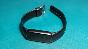 fitbit luxe スマートトラッカー 中古品 スマートウォッチ ブラック　充電ケーブル付き