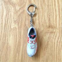 未使用 NEW BALANCE 966 Sneaker type Keyholder ニューバランス966 スニーカー型キーホルダー USA アメリカ東海岸 ランナーズ・ワールド_画像2