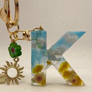 レジン　ハンドメイド　イニシャルキーホルダー　青空ひまわりＫ