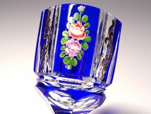 慶應◆ボヘミアガラス コバルト被せガラス 金彩エナメル装飾花文シェリーグラス_画像2