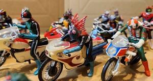 BANDAIガシャポン『仮面ライダーマシンクロニクル』シリーズ、①昭和ライダー編※開封済み、ショーケース展示、一部破損有。保存品