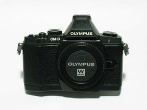 オリンパス OLYMPUS OM-D E-M5 エリートブラック ボディ 中古実用品 付属あり シリアル番号末尾4桁ゾロ目(3333) 良番