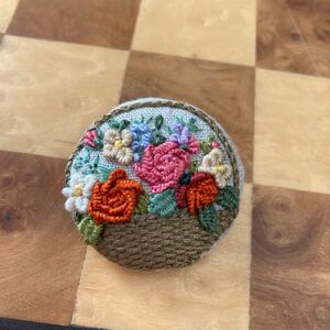 花籠手刺繍ブローチ