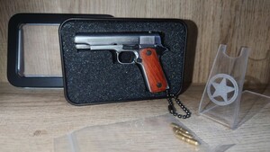 精巧1/3スケール ミニチュアモデルガン　コルトM1911 ガバメント　ウッドグリップ　シルバー　保存BOX＋スタンド＋追加ダミーカート