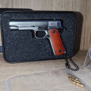 精巧1/3スケール ミニチュアモデルガン コルトM1911 ガバメント ウッドグリップ シルバー 保存BOX+スタンド+追加ダミーカート