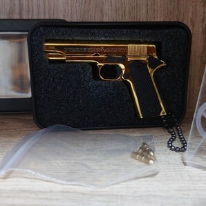 精巧1/3スケール ミニチュアモデルガン コルトM1911 ガバメント ゴールド 保存BOX+スタンド+追加ダミーカート