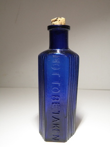 15 戦前 NOT TO BE TAKEN エンボス コバルトブルー 青色 ガラス瓶 ボトル / 薬瓶 医薬瓶 病院 硝子瓶 洋館 