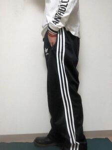 90s 00sアディダスadidas 3ストライプ　センタープリーツ　トラックパンツM　ブラック　ビンテージ