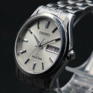 GRAND SEIKO GS グランドセイコー 9F83-9A30 クォーツ シルバー文字盤 獅子マーク 日/英デイデイト 純正ブレス 余コマ/取説/箱 メンズ