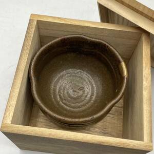 唐津鉄釉茶碗　金継ぎ・直しあり　木箱付　/　時代物　茶碗　唐津　古唐津　茶器　検索：瀬戸　飴釉　.0725