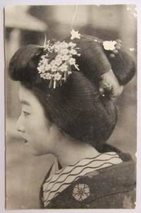 絵葉書戦前　横顔　着物を着た日本髪の女性　折り目などがあります（写真参照）
