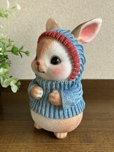 かわいいウサギの置物♪ベニーズラビット　あったかシリーズ　セーターを着たうさぎ_画像2