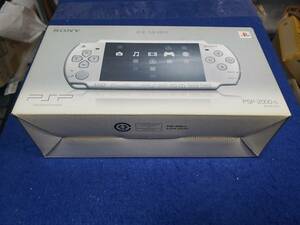 化粧箱のみの出品です PSP-2000 IS 用の箱のみです ゲーム等機器類はありません　経年による黄ばみがあります　BOX3　