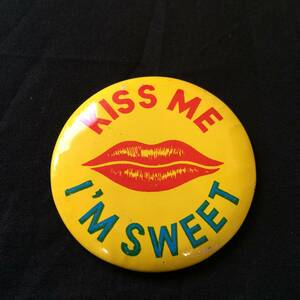 ビンテージ　缶バッジ　ピンズ　KISS ME　I’M SWEET　イラスト　雑貨　アンティーク　231219