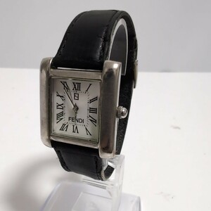 FENDIフェンディ 1D/2577 クォーツ式 レザーベルト 白文字盤 腕時計 中古品 E25