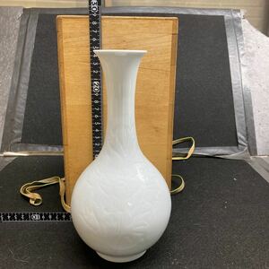  prefecture less shape culture fortune first generation inside river . right .. structure ( thing . author ) white porcelain crane neck vase also box attaching 