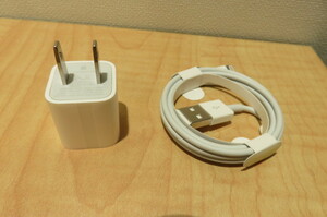 [36155]未使用品　Apple iPhone iPod　A1385 USBケーブル USB電源アダプタ ACアダプター 充電器 純正品 　Lightningケーブル付き