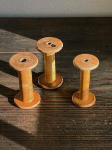 古い木製糸巻き３本 メルスリー 1940年 ブロカント シャビーシック 古道具 手芸 ヴィンテージ 欧州 アンティーク /J740