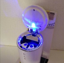 新品2個　クリスタルソーラー　灰皿　ホワイト　灰皿 ブルーLED付 ソーラー充電　ドリンクホルダー　アッシュ　自動車　ボトルアッシュ LED_画像4