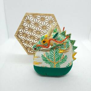 ハンドメイド　《華やか辰 ＊豪華金襴 》　縁起良い吉祥文様　お正月　ちりめん細工