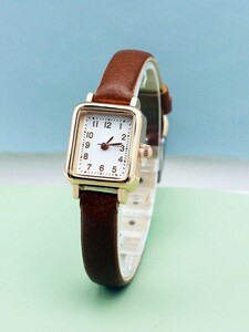 腕時計 レディース クォーツ 女性の 新しい 四角形 スモール , ユニーク & トレンディ 付き ローマ数字 , シンプル ,