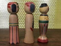 Kokeshi Doll 阿部進矢 作 こけし 3体 伝統こけし 高さ 約19.5cm 在銘 銘有 人形 置飾り 工芸品 民芸品 伝統工芸 C935_画像3