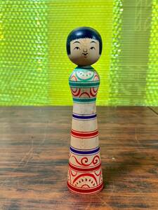 Kokeshi Doll 奥瀬陽子 作 こけし 伝統こけし 黒石市 津軽系 高さ 約20cm 在銘 銘有 人形 日本人形 置飾り 工芸品 民芸品 伝統工芸 S359