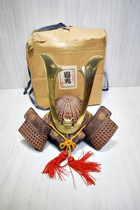 中古、年代物★当時物、昭和　出世兜　美術置物　鉄製　高さ２８．５ｃｍ★武具　レトロ　骨董　縁起物　金属工芸