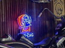 ハーレー ジグザグ 看板 電気 雑貨 高速有鉛 サーフィン ロカビリーオールド古着 バーバー ムーン BAR 酒 タバコ 旧車 チョッパーショベル_画像1