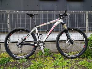 引き取り又は家財便 2011 trek 8000 トレック 26インチ アルミフレーム カーボンパーツ多数使用 MTB サイズ17 年式の割に綺麗 室内保管