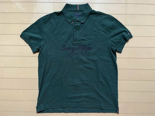 （新品）トミーヒルフィガー （Tommy Hilfiger） メンズ　レギュラーフィット 刺繍入り NYCエンブレム ポロシャツ ダークグリーン　Mサイズ