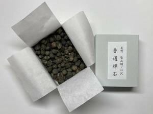 国産鉱物　普通輝石　聖山　樋ノ口沢　劣等品多数　菓子箱風仕立て　Aug_29