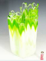 ◆(TD) 昭和レトロ 花瓶 ガラス製 高さ：約25cm 変形型 ウェーブ グリーン 緑 マーブル柄 花器 フラワーベース インテリア雑貨_画像2