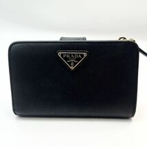 【美品☆高級感の極み】PRADA プラダ 二つ折り財布 レザー　ラウンドファスナー 三角プレート　 レザー 現行デザイン メンズ レディース_画像2