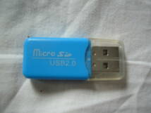 送料無料/動作保証/micro/マイクロSD/メモリーカードリーダー/USB2.0/青/ブルー/キャップ付/保護キャップ付/新品_画像2