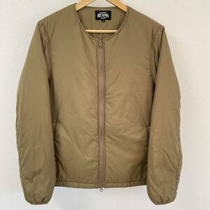 ★BEAMS ビームス★ジャケット 中わた ノーカラー ジップアップ 防寒 長袖 内側多ポケット 上着 ナイロン カーキ サイズM /TT7079