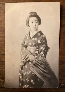 JJ-2070 ■送料込■ 女性 着物 和装 美人 和傘 雨傘 写真館 日本 人物写真 絵葉書 古写真 印刷物/くFUら