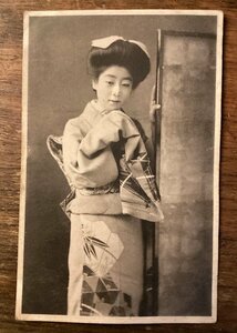 JJ-2188 ■送料込■ 女性 和装 着物 屏風 美人 写真館 日本 人物写真 絵葉書 古写真 印刷物/くFUら